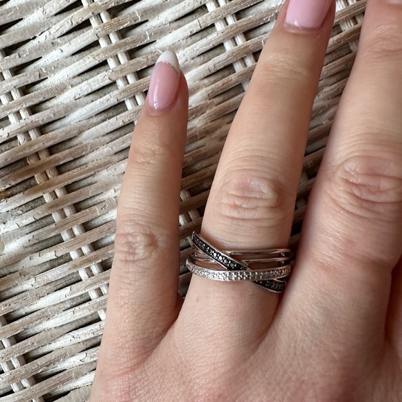 Jewelry - Black and white diamond ring